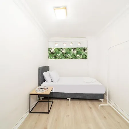 Pleasant House With Private Garden In Kaleici Daire